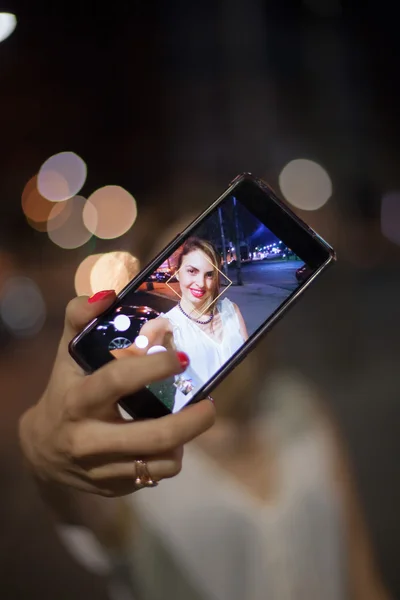 Fiatal nő vesz selfie, a város — Stock Fotó