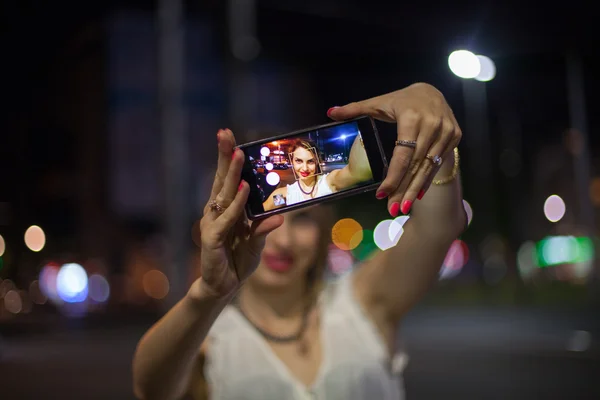 Fiatal nő vesz selfie, a város — Stock Fotó