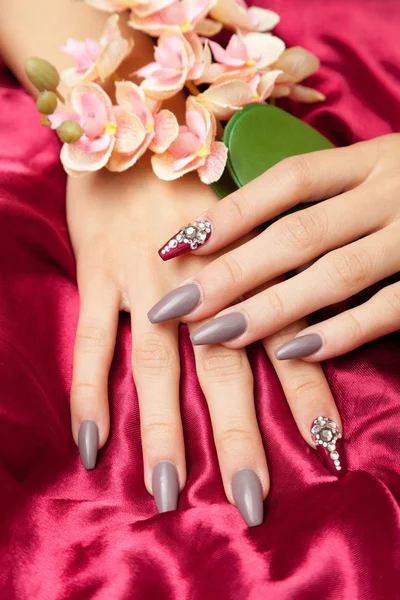 Hand met Franse manicure — Stockfoto