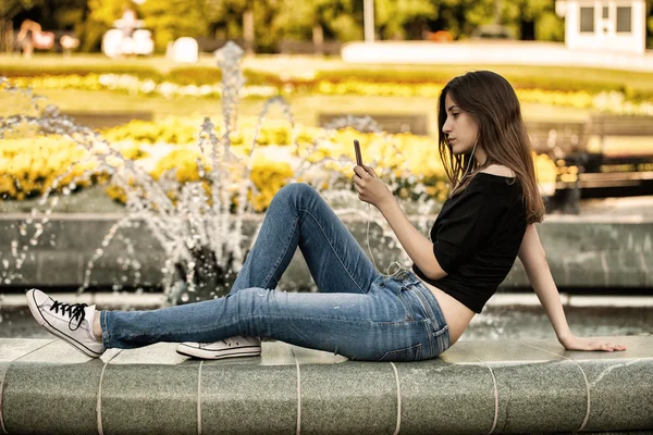 kadın müzik dinler