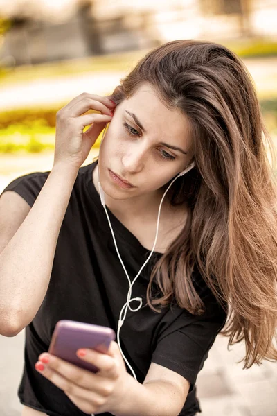 Woman listens music — Stock Photo, Image