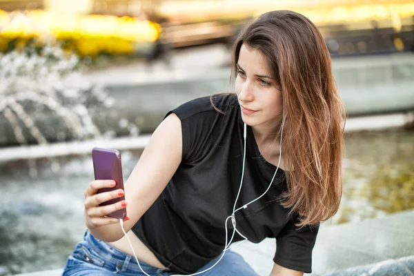 Frau sitzt und macht Selfie — Stockfoto