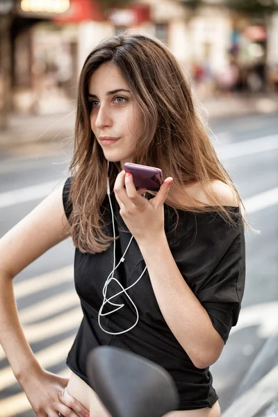 Woman on the phone in the street — Stock Photo, Image