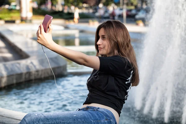 女性は座っていると selfie を作る — ストック写真