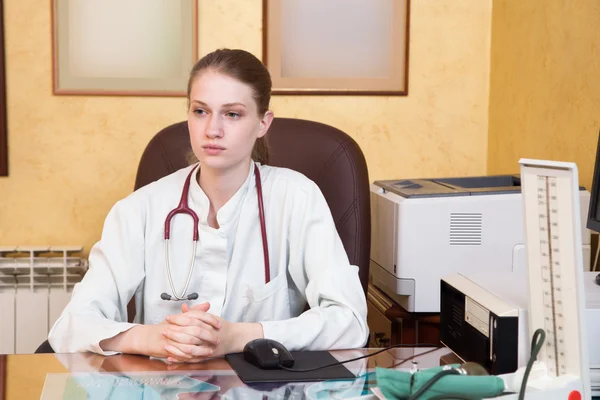 Médica feminina em um consultório hospitalar . — Fotografia de Stock