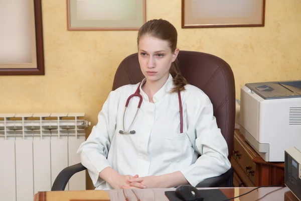 Женщина-врач в больничном кабинете . — стоковое фото