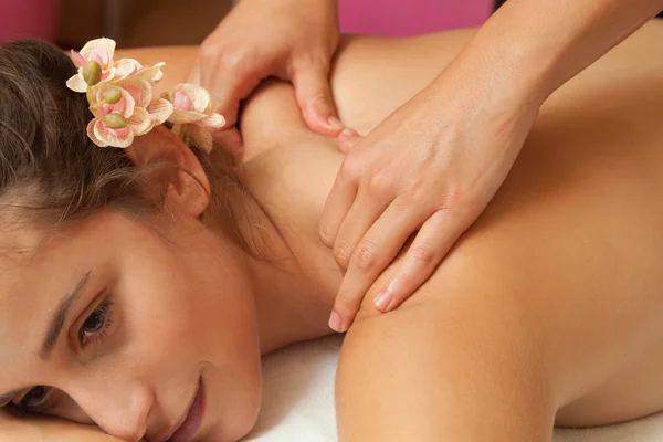 Femme recevant un masage — Photo
