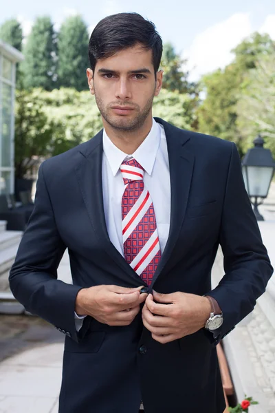 Elegante joven hombre de negocios en trajes — Foto de Stock