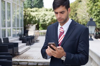 sokakta bir akıllı telefon kullanan adam