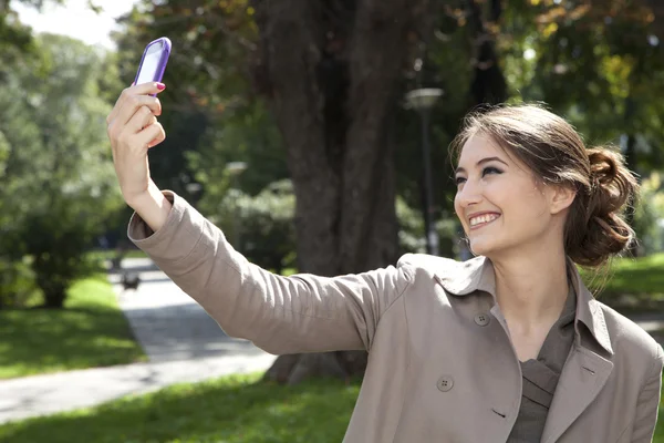 Kobieta fotografowanie z telefonu komórkowego — Zdjęcie stockowe