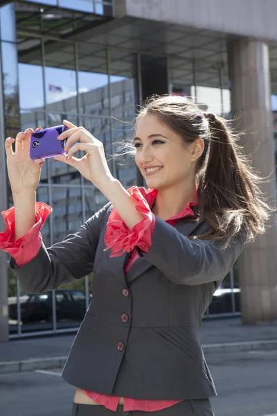 Vrouw fotograferen met mobiele telefoon. — Stockfoto