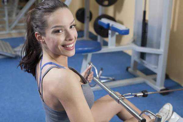Schön fitte Frauen im Fitnessstudio — Stockfoto