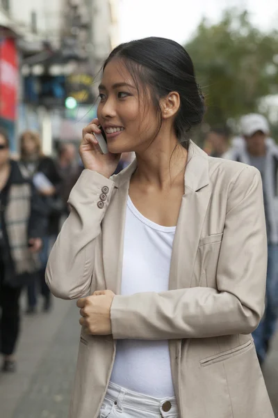 Jonge vrouw in de stad — Stockfoto