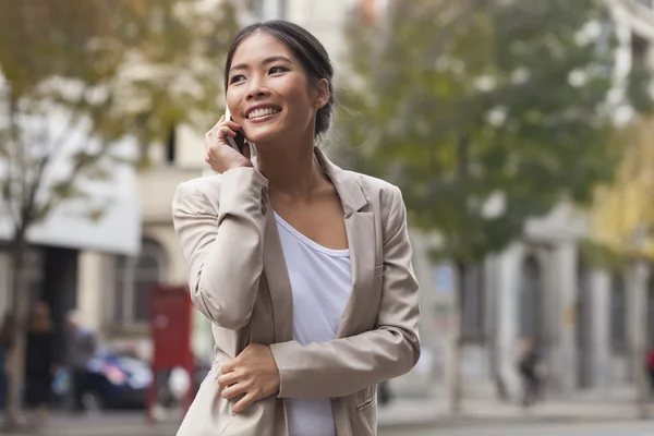 城市里的年轻女人 — 图库照片