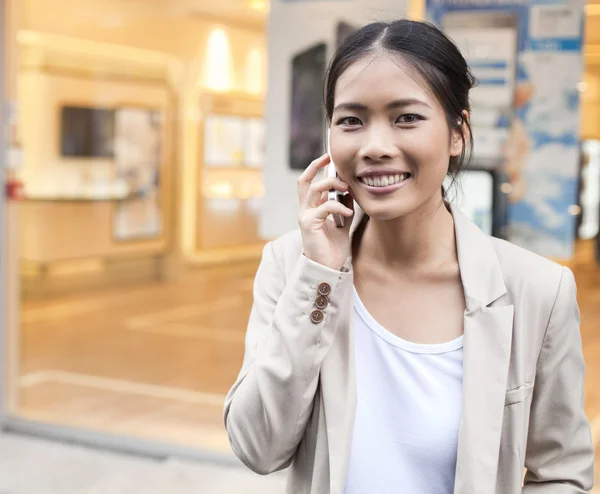 Şehir üzerinde yürüyen smartphone ile kız — Stok fotoğraf