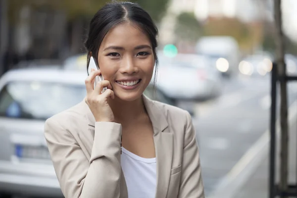 Young woman in the city — Stock Photo, Image