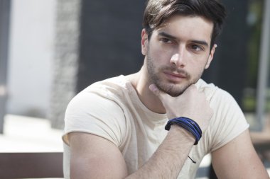 Çekici bir adam tefekkür