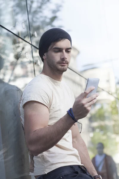 Jonge man praten via de telefoon. — Stockfoto