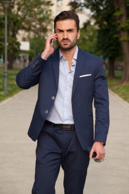 genç işadamı cep telefonunu kullanma