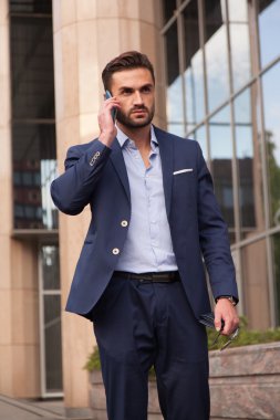 İş adamı telefonda konuşuyor.