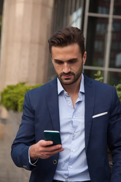 Jeune homme d'affaires utilisant son téléphone portable — Photo