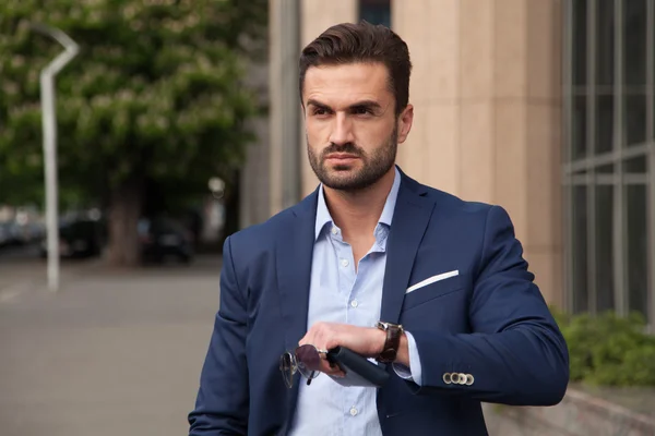 Retrato de un joven empresario — Foto de Stock