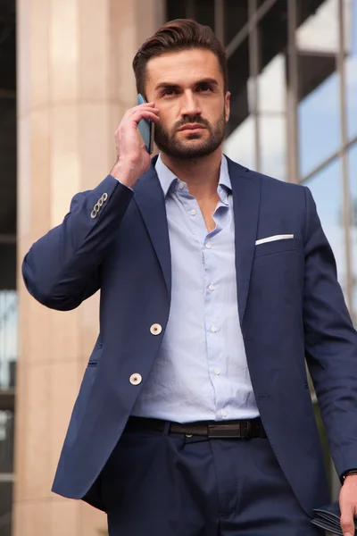 Empresario hablando por teléfono — Foto de Stock