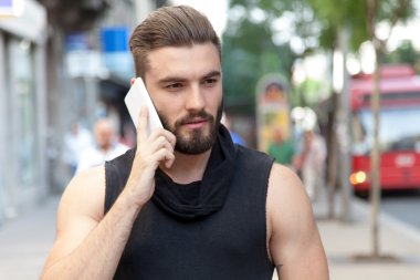 Akıllı telefonunuz ile sokakta konuşurken bir sakallı