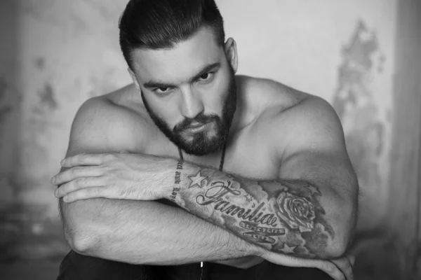 Giovane uomo con tatuaggi — Foto Stock