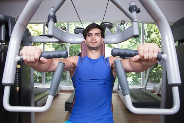 Hombre en un gimnasio — Foto de Stock