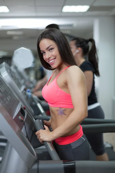 Mensen in de sportschool — Stockfoto