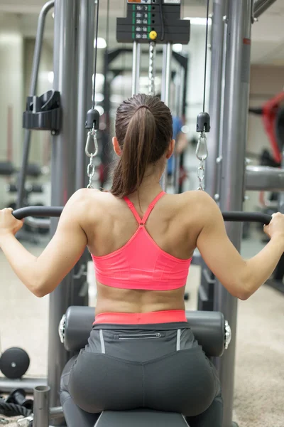 Jong sexy meisje liften in de sportschool — Stockfoto