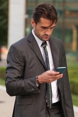 işadamı ile akıllı telefon
