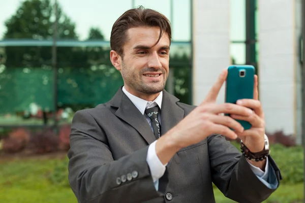 Бізнесмен беручи selfie — стокове фото