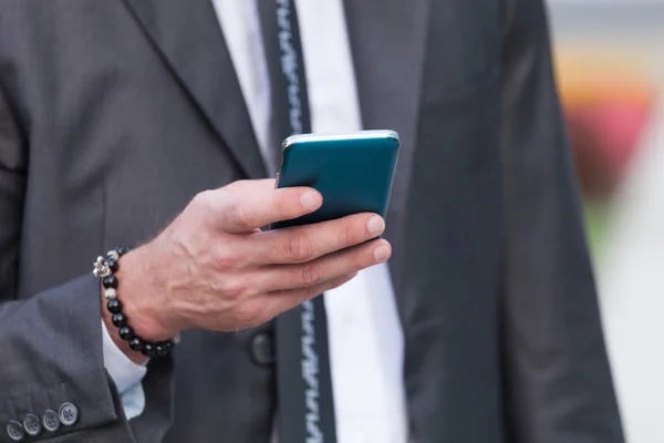 Podnikatel s Kobaltová modř telefon — Stock fotografie