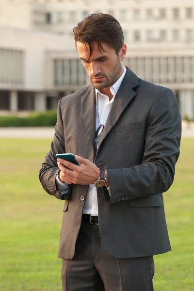 Hombre de negocios con el teléfono inteligente — Foto de Stock