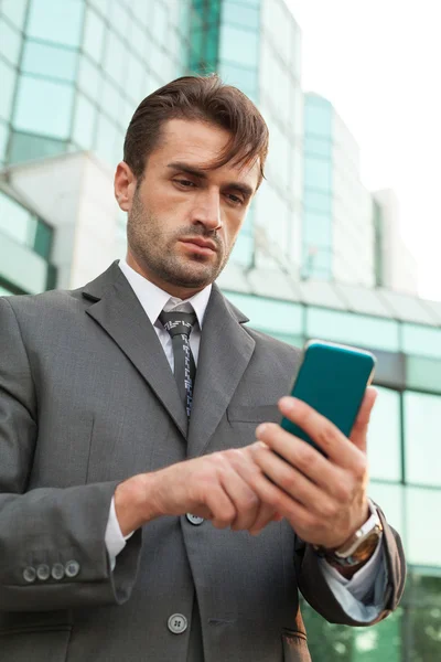 Homem de negócios com o telefone inteligente — Fotografia de Stock