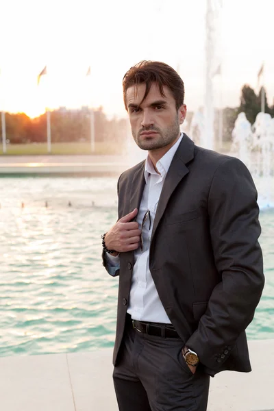 Business man in front of a fountain — Stock Photo, Image