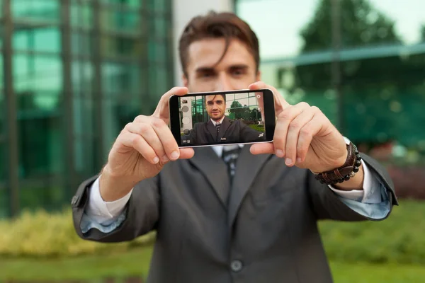 Affärsman med selfie — Stockfoto