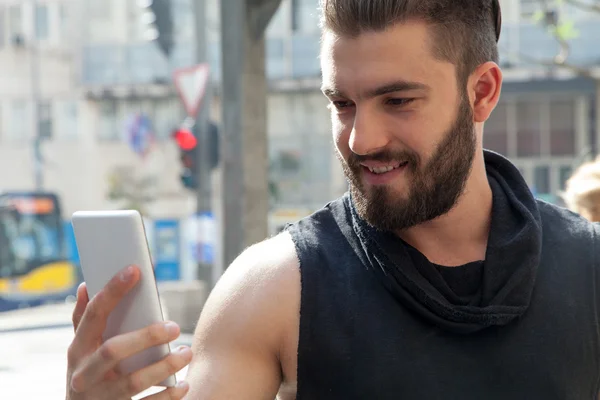 Uomo con cellulare in mano — Foto Stock