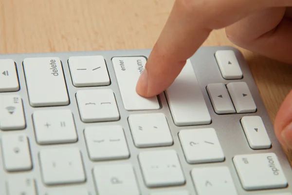 Prsty psaní na klávesnici v detail — Stock fotografie