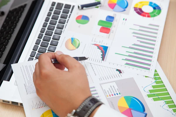 Business man analyzing financial statistics — Stock Photo, Image