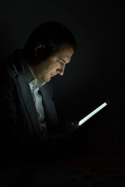 Digitale tablet in het donker — Stockfoto