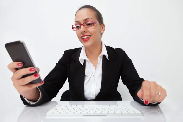 Frau tippt auf Smartphone — Stockfoto