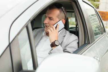 Bir arabaya Smartphone kullanarak 