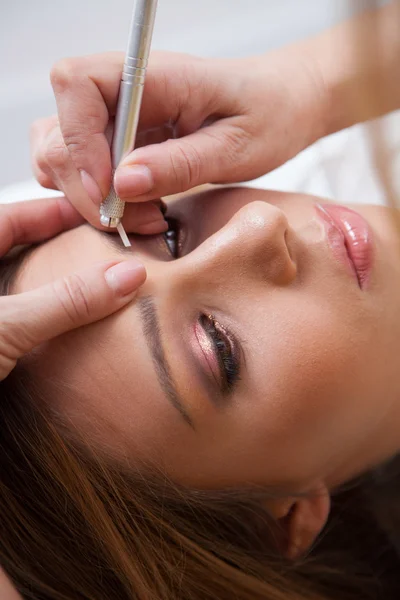 Drawing eyebrows — Stockfoto