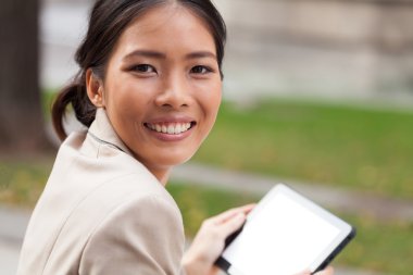 genç kadın dijital tablet kullanma