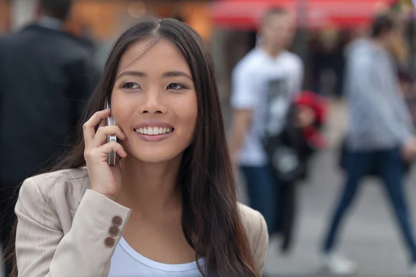 Žena mluví na mobilním telefonu — Stock fotografie