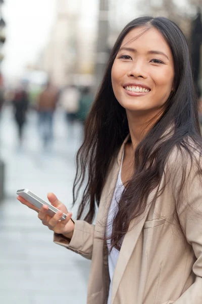 Vrouw en mobiele telefoon — Stockfoto