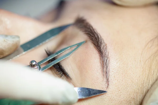 Technique of drawing eyebrows — Stock Photo, Image